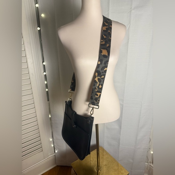 Stylish Black Crossbody Bag with Leopard Print Strap - Picture 7 of 7